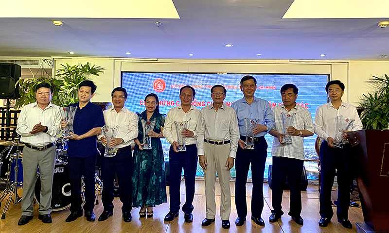 Đại diện Hội Đồng hương Quảng Bình tại TP. Hồ Chí Minh tặng quà lưu niệm cho các đồng chí lãnh đạo tỉnh.