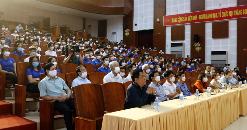 Đông đảo khán giả đến tham gia chương trình giao lưu.