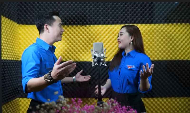 Ca sỹ trẻ Đức Sơn và Nhật Huyền thể hiện ca khúc “Khát vọng thanh niên, khát vọng Việt Nam”.