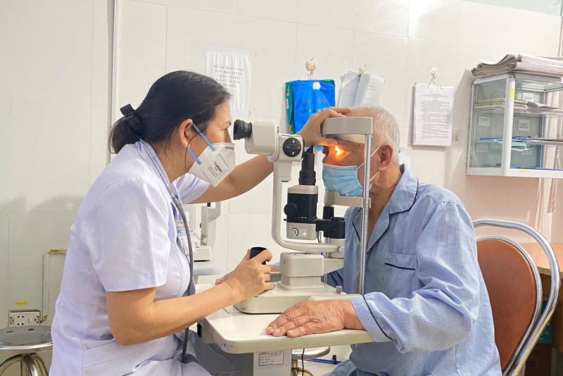 Bác sỹ Lê Thị Lệ Thu khám mắt cho bệnh nhân điều trị tại Bệnh viện đa khoa khu vực Bắc Quảng Bình.