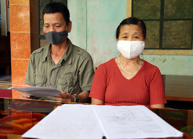 Vợ chồng ông Nguyễn Đức Thuận, bà Đồng Thị Thé trình bày sự việc.