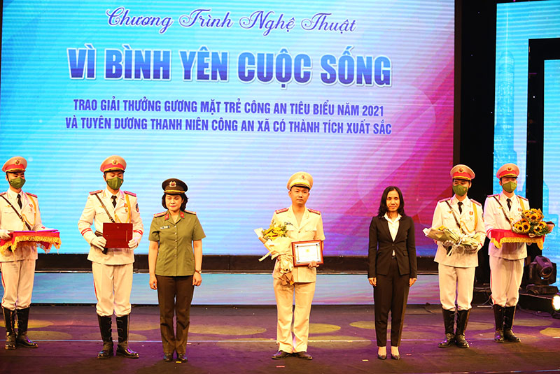 Đại úy Đặng Huy Hoàng, Trưởng Công an xã Quảng Văn (TX. Ba Đồn) được tuyên dương thanh niên Công an xã có thành tích xuất sắc.