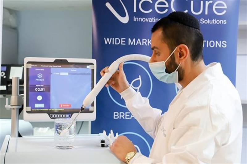Một thiết bị điều trị ung thư của Israel. (Ảnh: Vũ Hội/TTXVN)