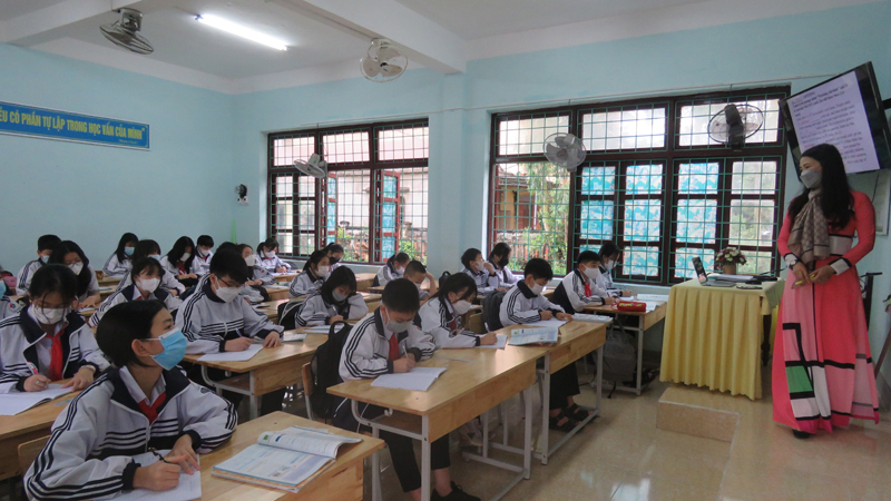 Thiếu nhân lực nên nhiều GV các trường học phải làm việc quá thời gian quy định, nhất là trong bối cảnh dịch Covid-19 diễn biến phức tạp.