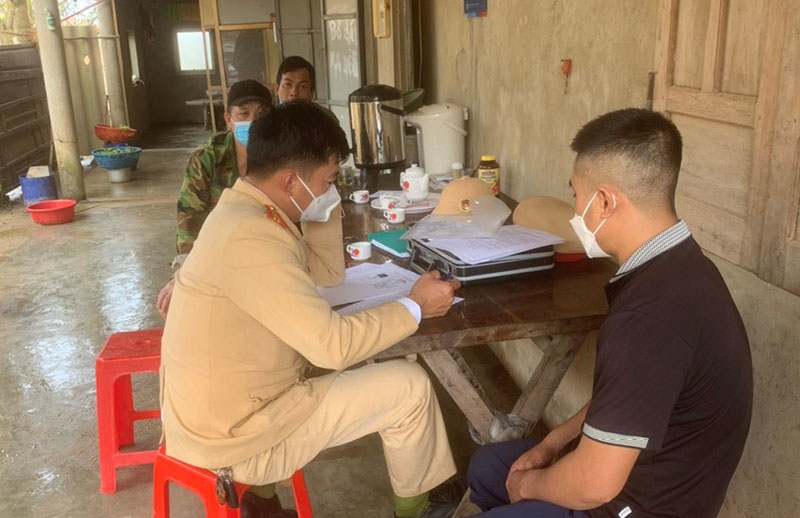 CSGT đường thủy tổ chức tuyên truyền Luật Giao thông đường thủy nội địa cho người dân.