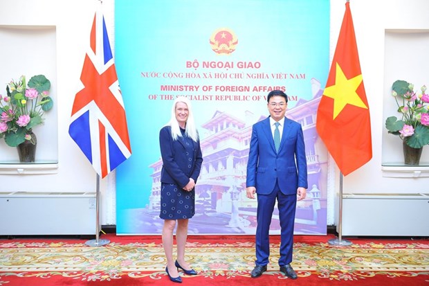 Thứ trưởng Ngoại giao Phạm Quang Hiệu và Quốc Vụ khanh phụ trách châu Á-Thái Bình Dương Amanda Milling chụp ảnh chung. (Ảnh: Minh Đức/TTXVN)