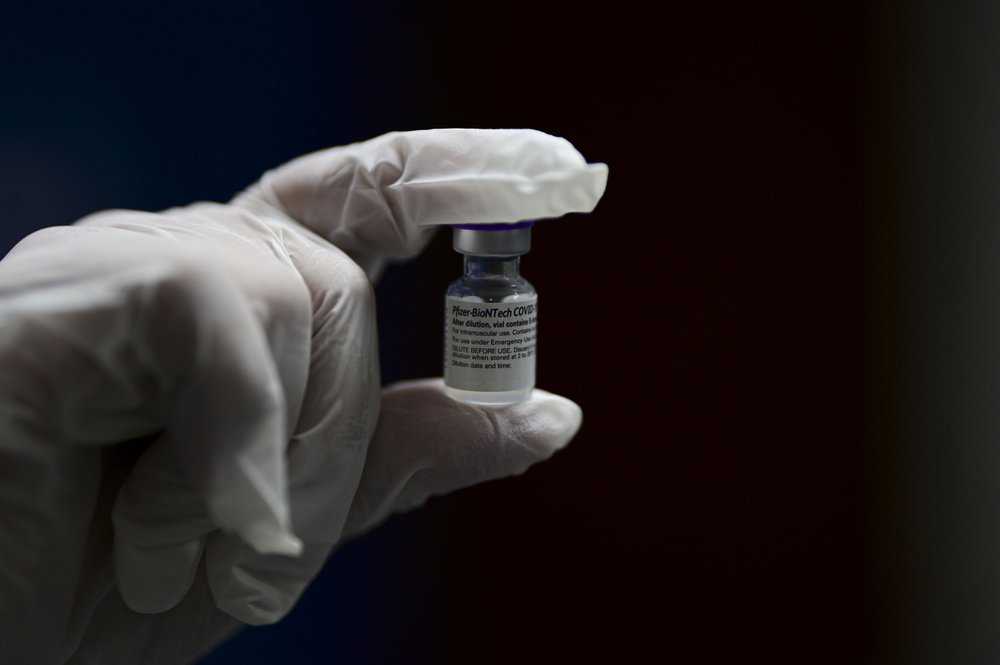 Lọ vaccine COVID-19 của Pfizer-BioNTech. Ảnh: AP