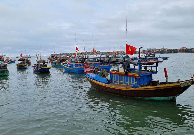 (QBĐT) - Thời gian qua, các tổ đoàn kết (TĐK), tổ hợp tác (THT) trên biển đã giúp ngư dân yên tâm vươn khơi bám biển, góp phần bảo vệ chủ quyền biển, đảo.