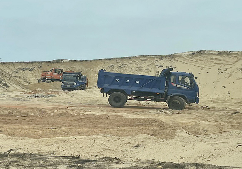 Mặc dù chưa có quyết định giao đất từ cấp có thẩm quyền để thực hiện dự án, nhưng UBND xã Nhân Trạch đã cho đơn vị thi công đưa phương tiện máy móc vào thi công.