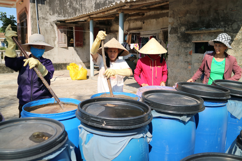 Phụ nữ tập trung phát triển kinh tế để chăm lo xây dựng gia đình ấm no, hạnh phúc.