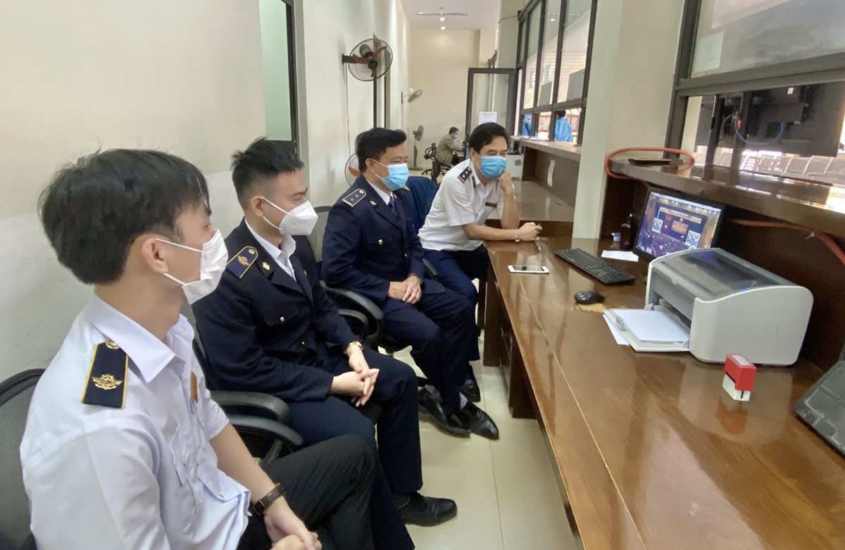 Đảng viên thuộc các Đảng bộ bộ phận Trung tâm Kiểm soát Bệnh tật tỉnh và Cục Hải quan tham gia hội nghị tại Cửa khẩu quốc tế Cha Lo.