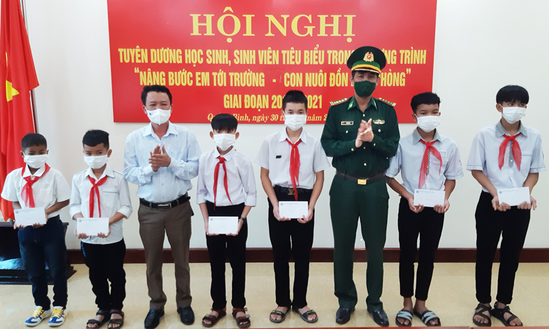 Đại diện lãnh đạo Ủy ban MTTQVN tỉnh và BĐBP tặng quà cho các học sinh trong chương trình “Nâng bước em tới trường-Con nuôi Đồn Biên phòng” đạt thành tích cao.
