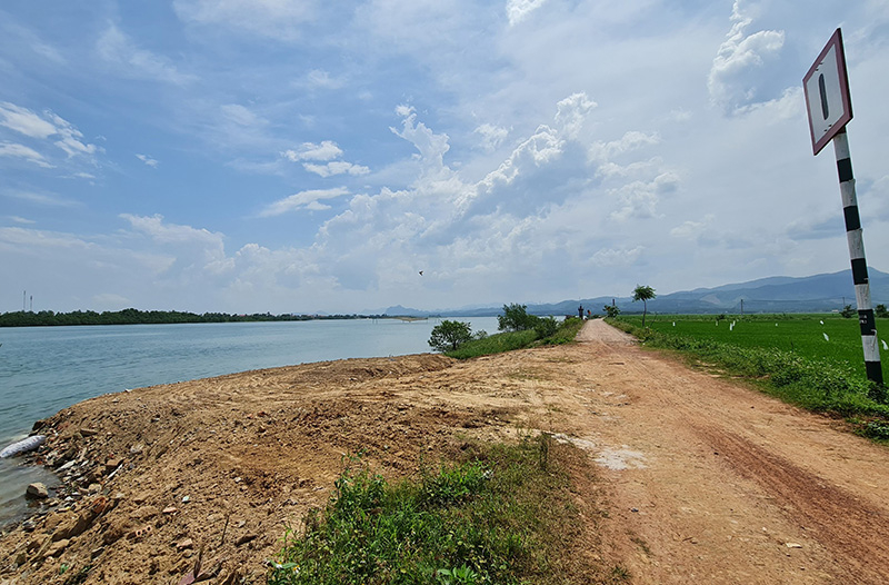 Đất và rác thải xây dựng được đổ và san lấp tại vị trí Công ty Lương Ninh được thuê đất để thực hiện dự án.