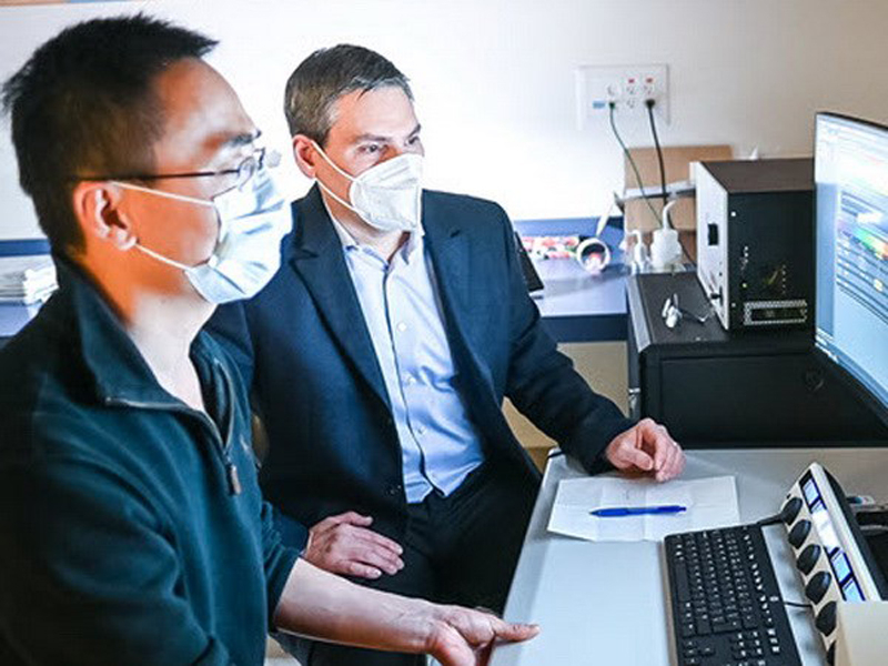 Tiến sỹ Francois Jean và Tiến sỹ Guang Gao chụp ảnh kính hiển vi độ phân giải cao của các tế bào người bị nhiễm SARS-CoV-2 tại cơ sở hình ảnh UBC LSI. (Nguồn: lsi.ubc.ca)