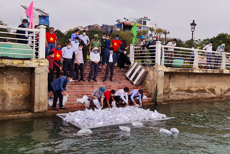 Đồng chí Phó Chủ tịch Thường trực UBND tỉnh Đoàn Ngọc Lâm  và các địa biểu tham gia thả tôm giống tái tạo nguồn lợi thuỷ sản tại bến sông Nhật Lệ.