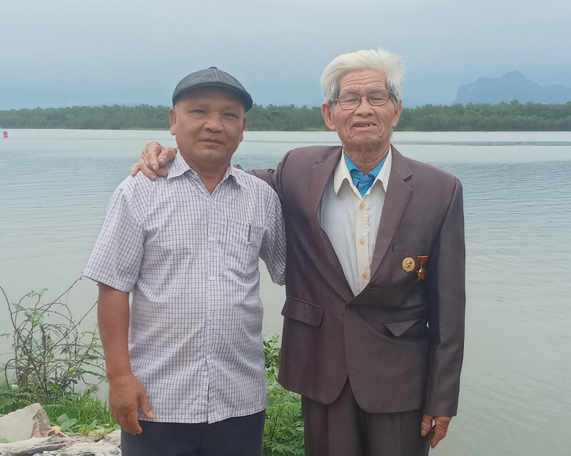 Ông Mai Văn Sơn (con ông Duy) và ông Thái Toản (áo trắng, con ông Hài).