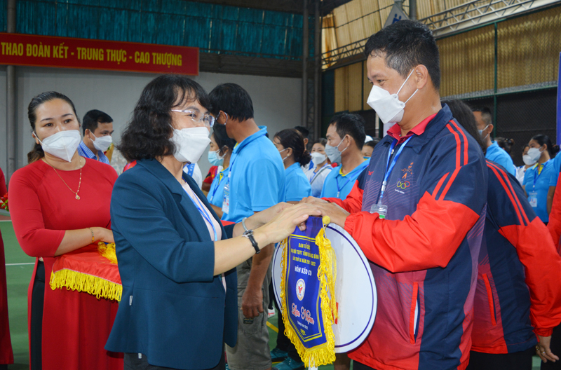 Giám đốc Sở Văn hóa và Thể Thao trao cờ lưu niệm cho các đoàn. 