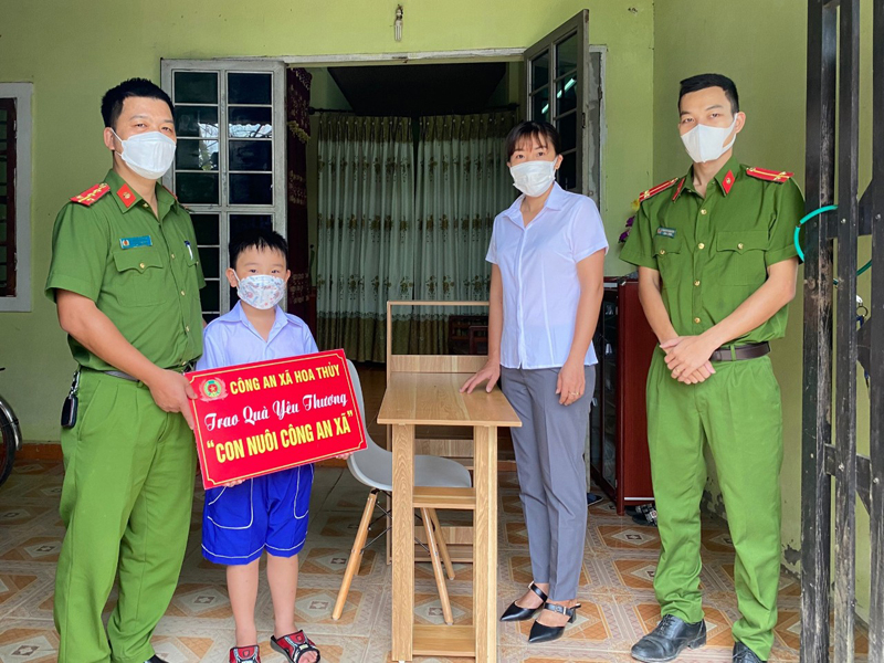 Công an xã Hoa Thủy đã tặng cháu một số phần quà phục vụ việc học tập.