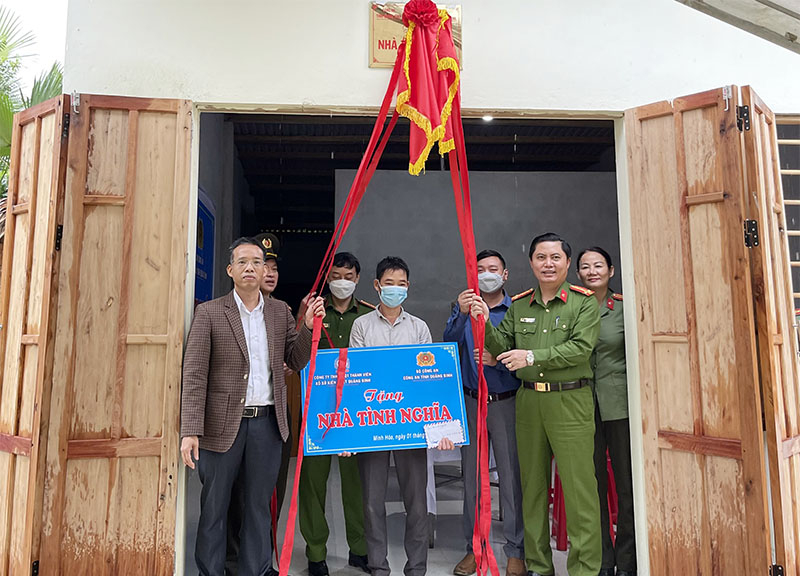 Đại diện lãnh đạo 2 đơn vị bàn giao nhà tình nghĩa cho ông Đinh Thanh Luyến