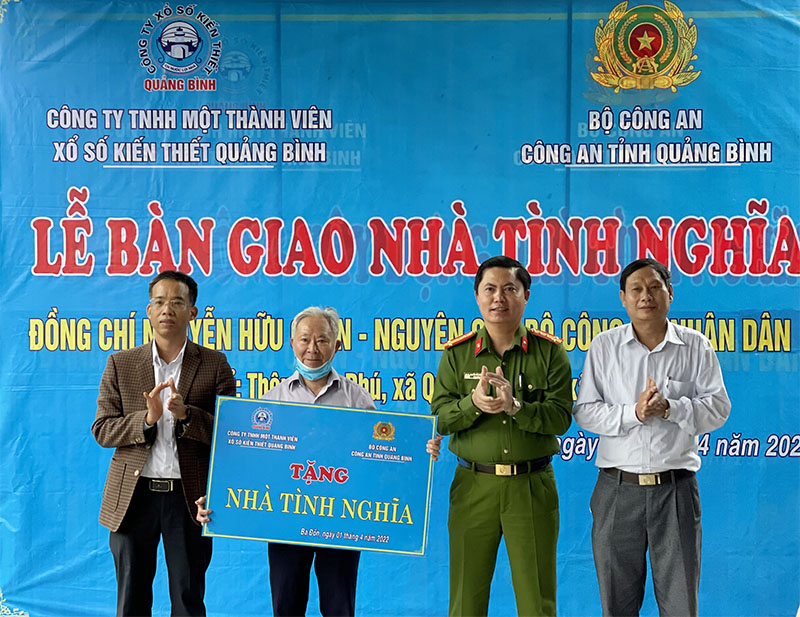 Lãnh đạo 2 đơn vị bàn giao nhà tình nghĩa cho gia đình ông Đoàn Hữu Quản