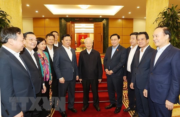 Tổng Bí thư Nguyễn Phú Trọng, Chủ tịch Quốc hội Vương Đình Huệ với Ban Thường vụ và lãnh đạo thành phố Hà Nội. (Ảnh: Trí Dũng/TTXVN)