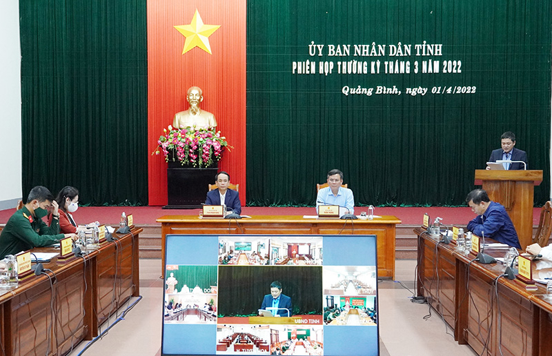 Đồng chí Giám đốc Sở KH-ĐT báo cáo tình hình kinh tế- xã hội 3 tháng đầu năm 2022.uang cảnh phiên họp