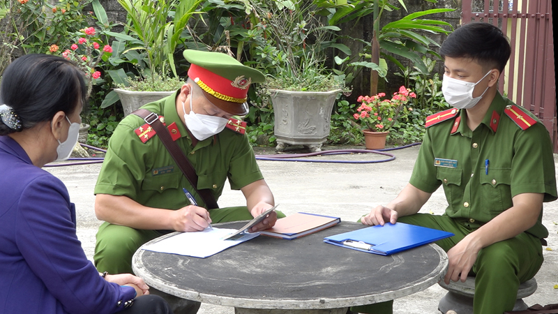Lực lượng Công an cơ sở đến tận hộ gia đình, gặp từng nhân khẩu rà soát thông tin cơ sở dữ liệu dân cư.