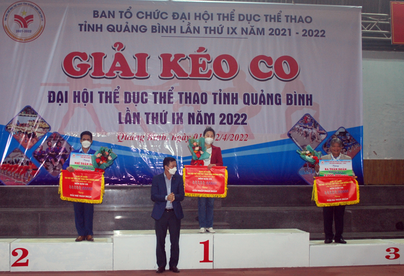 Ban Tổ chức trao giải nhất nhì ba toàn đoàn.