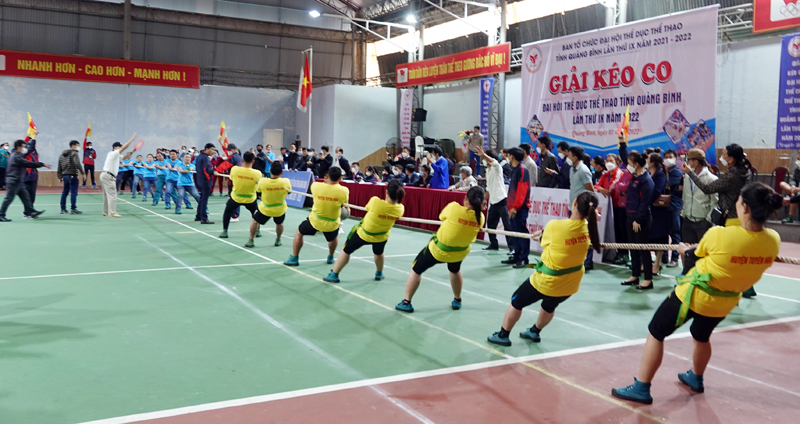 Một trận đấu nam nữ phối hợp tại giải kéo co Đại hội Thể dục -Thể thao tỉnh lần thứ IX.