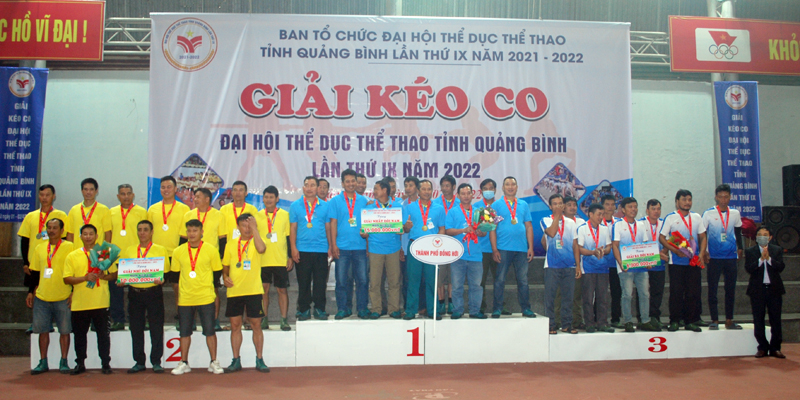Ban Tổ chức trao giải nhất nhì ba cho tập thể nam.