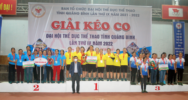 Ban Tổ chức trao giải nhất nhì ba cho tập thể nữ.