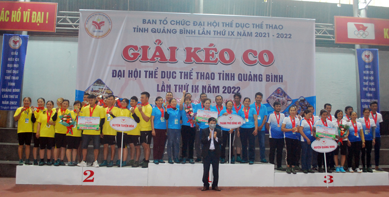Ban Tổ chức trao giải nhất nhì ba cho tập thể nam nữ phối hợp.