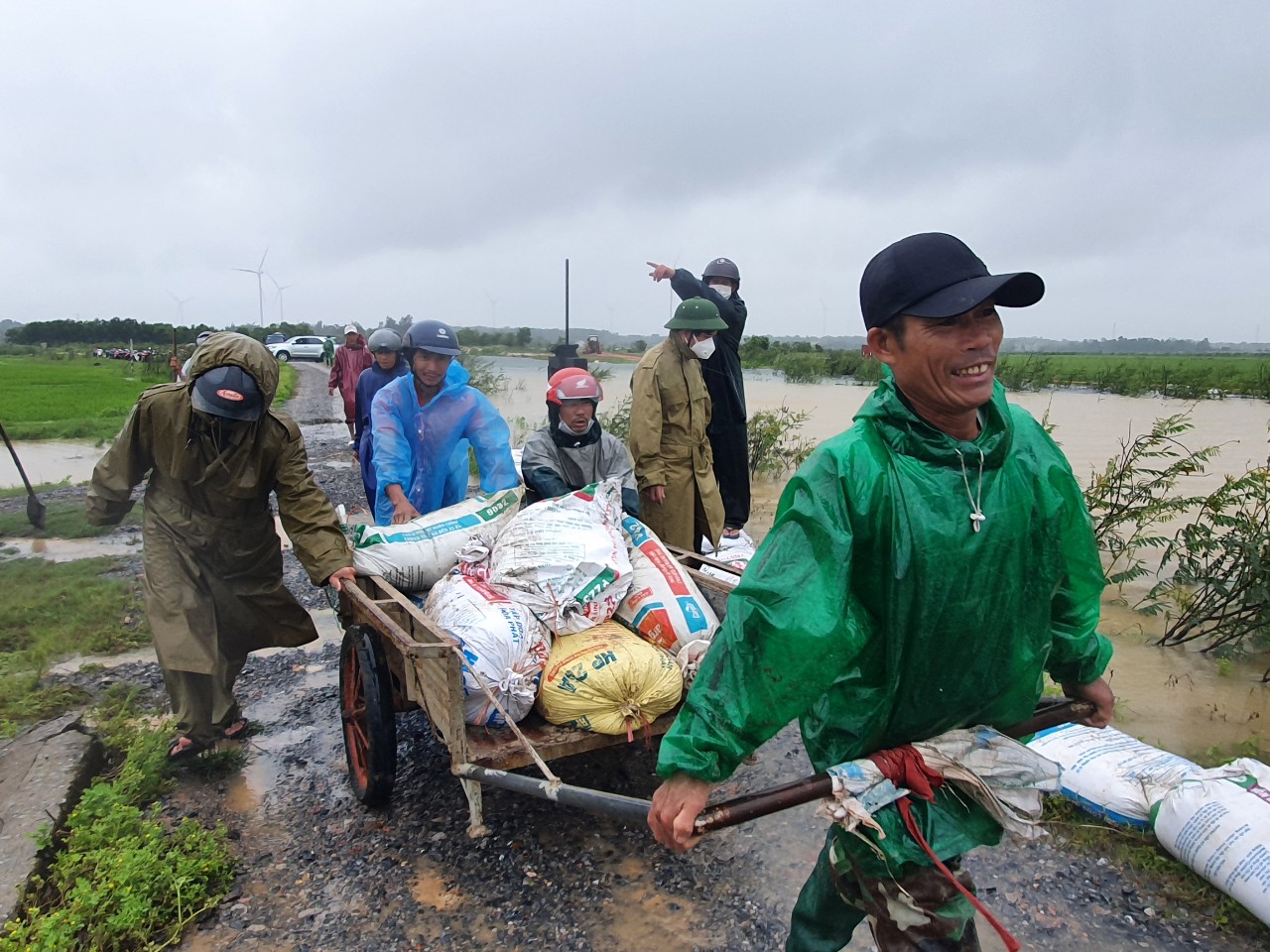 Người dân tốc lực đắp đê cứu lúa.