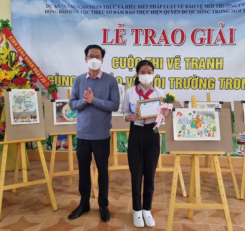 Lãnh đạo Quỹ hỗ trợ phụ nữ  phát triển tỉnh trao giải nhất cho em Ngô Vân Khanh, học sinh lớp 7/1, trường THCS Vạn Ninh.
