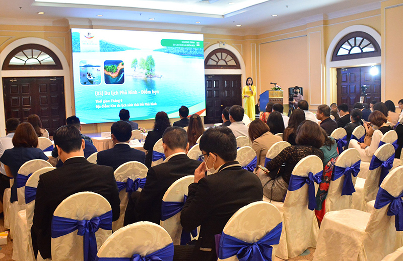 Các doanh nghiệp du lịch đã giới thiệu, cung cấp thông tin chi tiết các sản phẩm du lịch mới.