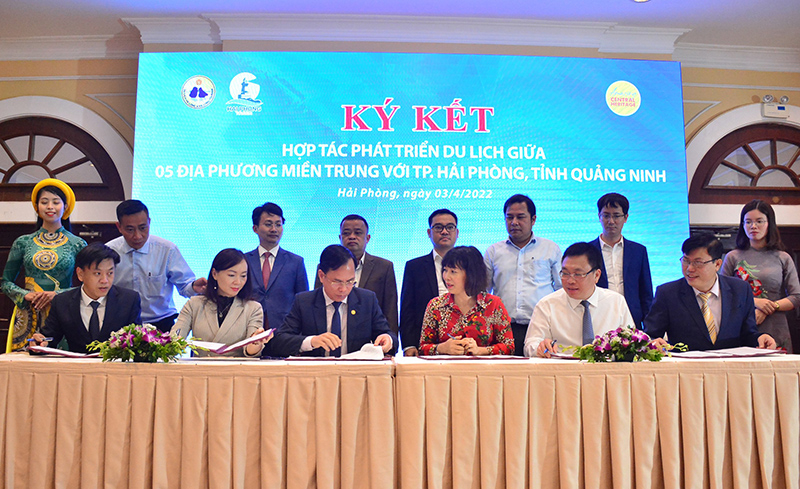 Đại diện lãnh đạo ngành du lịch các địa phương ký kết biên bản hợp tác, phát triển du lịch.