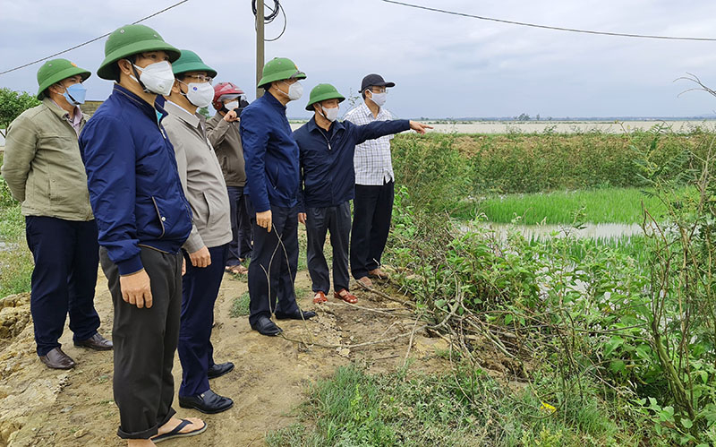Đồng chí Tổng cục trưởng Tổng cục Phòng chống thiên tai Trần Quang Hoài và đồng chí Phó Chủ tịch UBND tỉnh Phan Mạnh Hùng kiểm tra tình hình thiệt hại do mưa lũ tại huyện Lệ Thủy.