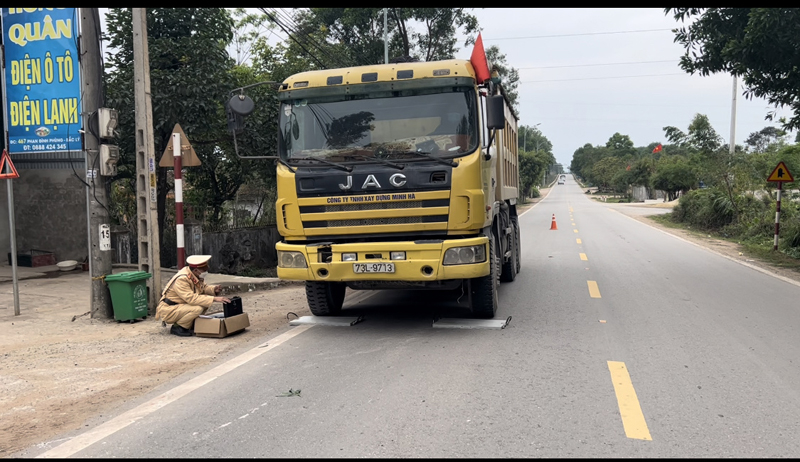 Lực lượng CSGT cân tải trọng các phương tiện có dấu hiệu quá tải.