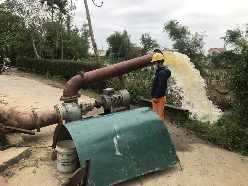Công nhân Điện lực huyện Lệ Thủy đang vận hành máy bơm di động để chống ngập úng cho lúa