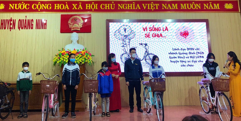 Các doanh nghiệp trao tặng xe đạp cho các em có hoàn cảnh khó khăn.
