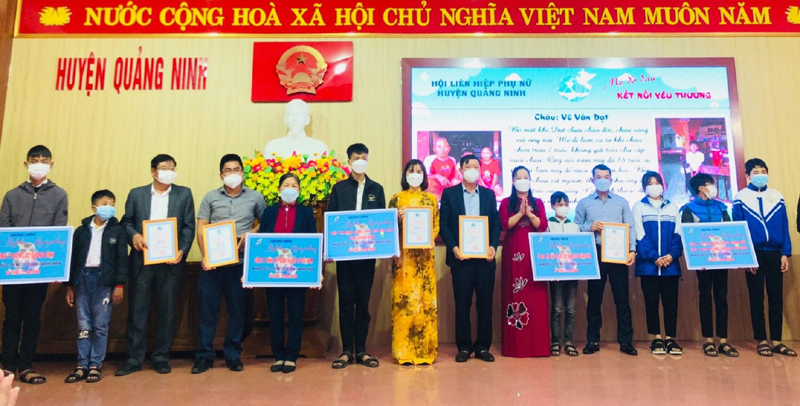 Các tổ chức, đơn vị nhận đỡ đầu và trao tặng quà cho các em có hoàn cảnh khó khăn.