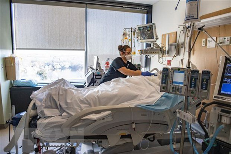 Điều trị cho bệnh nhân nhiễm COVID-19 tại bệnh viện ở Worcester, Massachusetts, Mỹ. (Ảnh: AFP/TTXVN)
