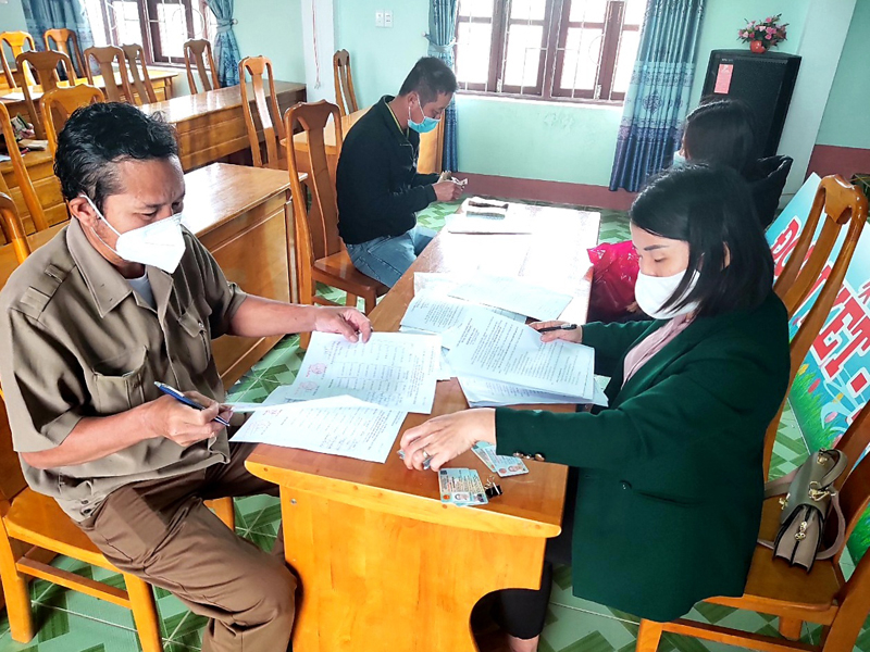 Giải ngân nguồn vốn Quỹ Hỗ trợ nông dân cho hội viên nông dân huyện Bố Trạch.