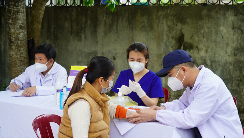 CDC Quảng Bình thử nghiệm Mantoux-xét nghiệm tiêm dưới da xác định lao tiềm ẩn cho công nhân, người lao động Công ty cổ phần Việt Trung.