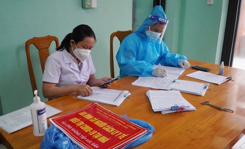 Cán bộ Trạm y tế Hoàn Lão (Bố Trạch) thường xuyên phải làm việc “4 tại chỗ” khi số ca mắc Covid-19 trên địa bàn gia tăng. 