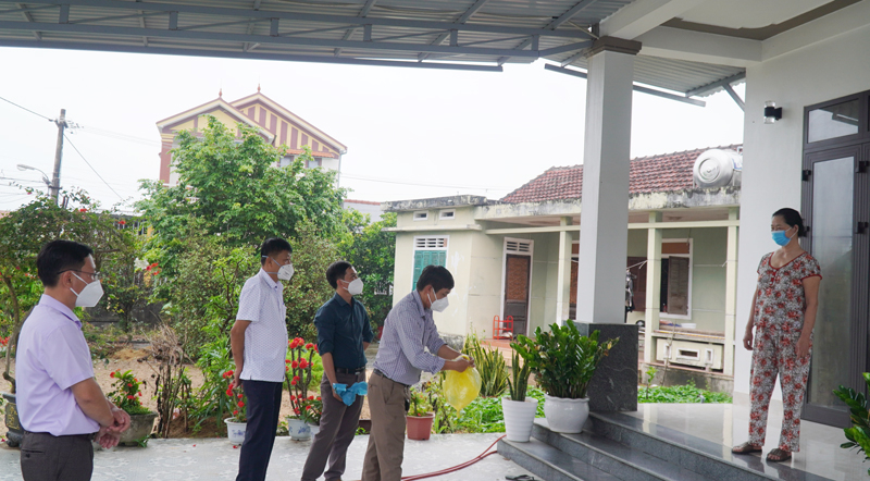  Đoàn cán bộ của CDC Quảng Bình kiểm tra, giám sát và hướng dẫn cho F0 điều trị tại nhà cách phân loại và xử lý rác thải đúng quy định của Bộ Y tế.