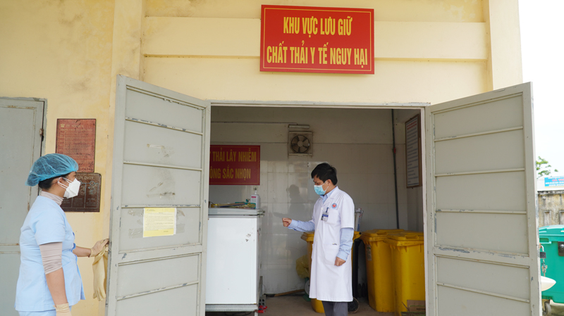 Bệnh viện đa khoa TP. Đồng Hới phụ trách công tác thu gom, lưu giữ rác thải từ F0 và sau đó bàn giao cho Công ty Phú Hà chở đi xử lý theo quy định.