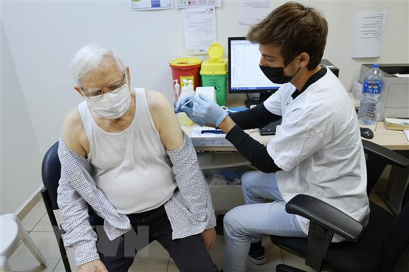 Tiêm mũi 4 vaccine phòng COVID-19 cho người dân tại thành phố Tel Aviv, Israel. (Ảnh: AFP/TTXVN)