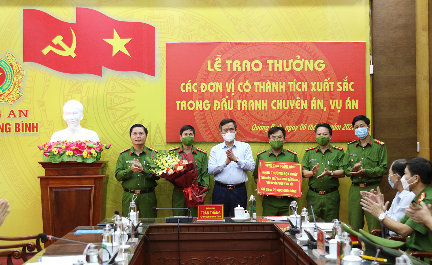 Đồng chí Chủ tịch UBND tỉnh Trần Thắng và lãnh đạo Công an tỉnh thưởng nóng, tặng hoa chúc mừng Phòng Cảnh sát điều tra tội phạm về ma túy về thành tích trong một đêm đã đấu tranh thành công 2 vụ án ma túy trên địa bàn.