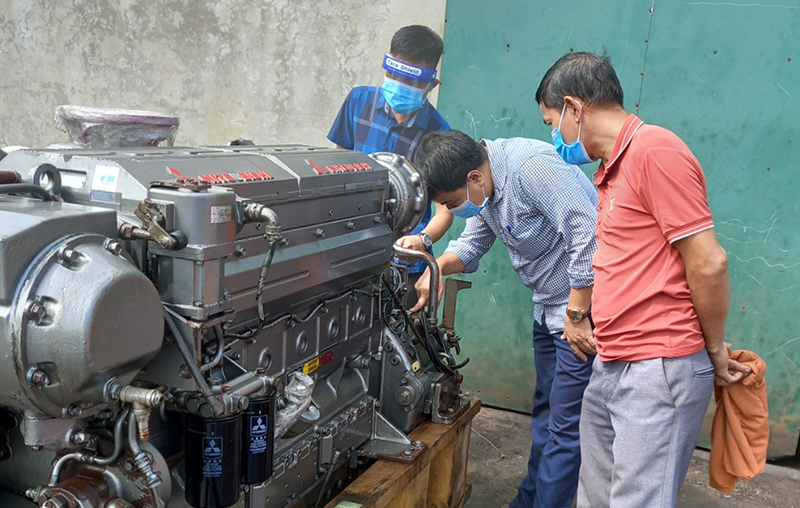 Cán bộ Trung tâm ĐKTC kiểm tra máy tàu cá trước khi lắp đặt và đưa vào hoạt động.
